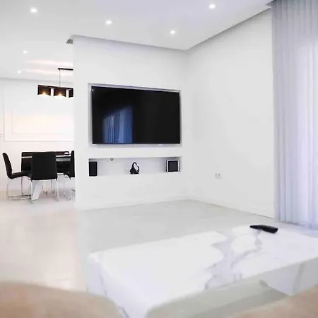 Modern 3-bed In Heart Of Apartment