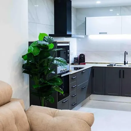 Modern 3-bed In Heart Of Apartment *