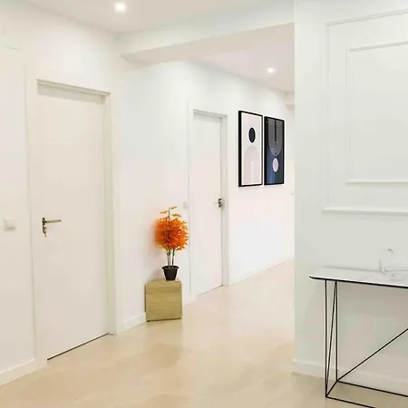 Apartment Modern 3-bed In Heart Of *